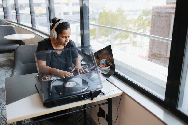 Hui and Vinyl_24A3351