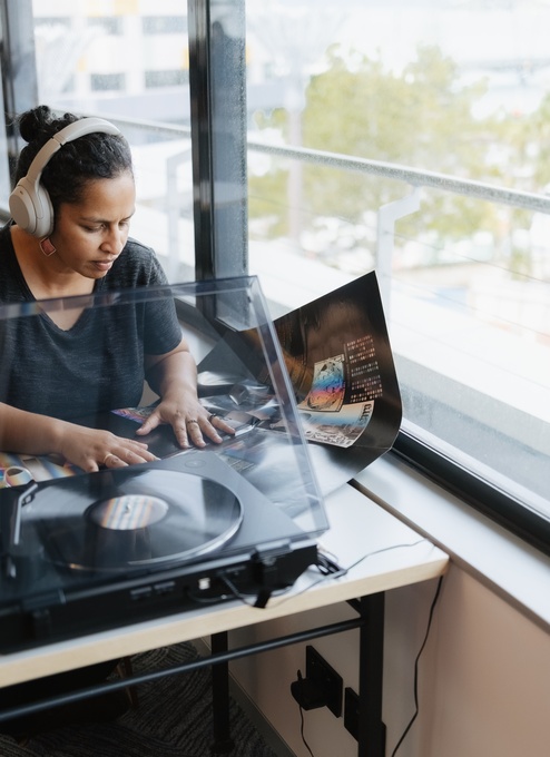 Hui and Vinyl_24A3351